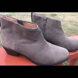 Vionic size 9.5 ankle boot.